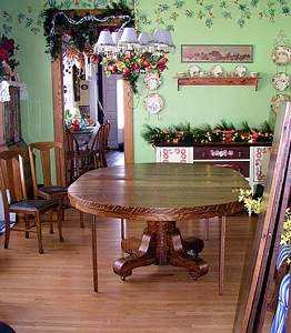 Majestic Tiger Oak Table with 5 leaves, pedestal, and drop down legs!